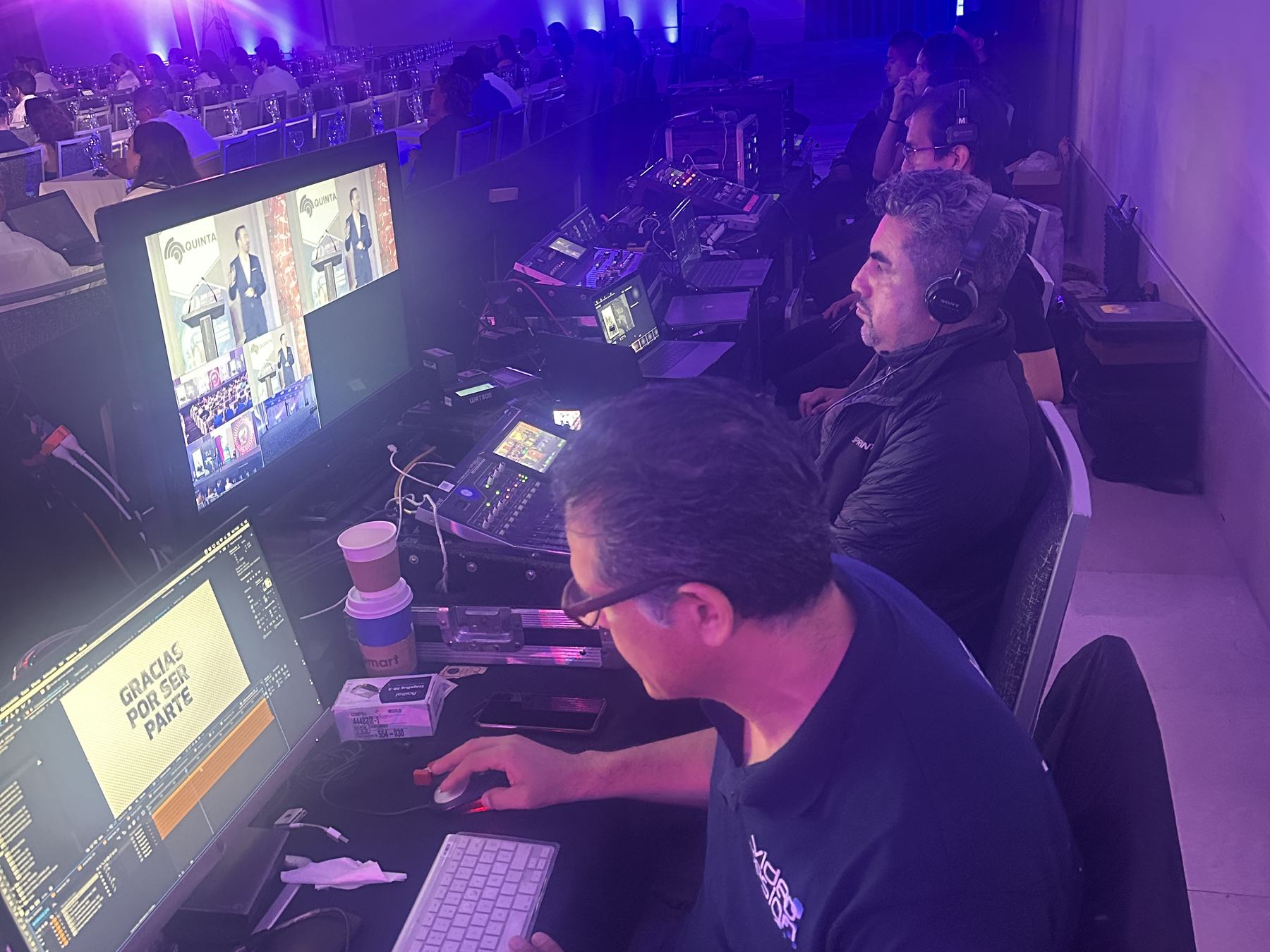Operadores de VideoDesign en la mesa de control durante la transmisión en vivo de Las Mil Mejores Empresas