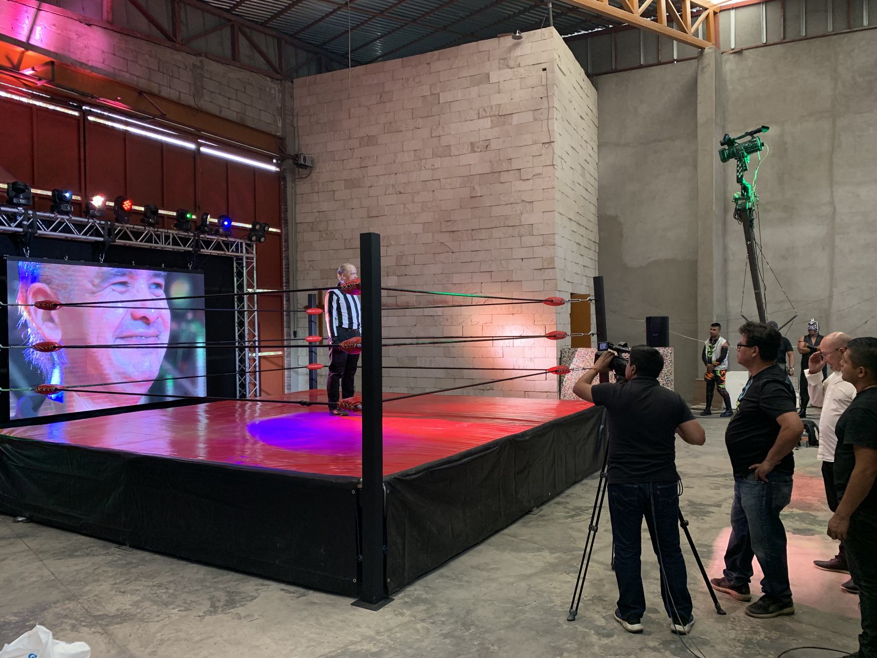 Producción multicámara para un evento de lucha libre, con pantalla LED y transmisión en vivo
