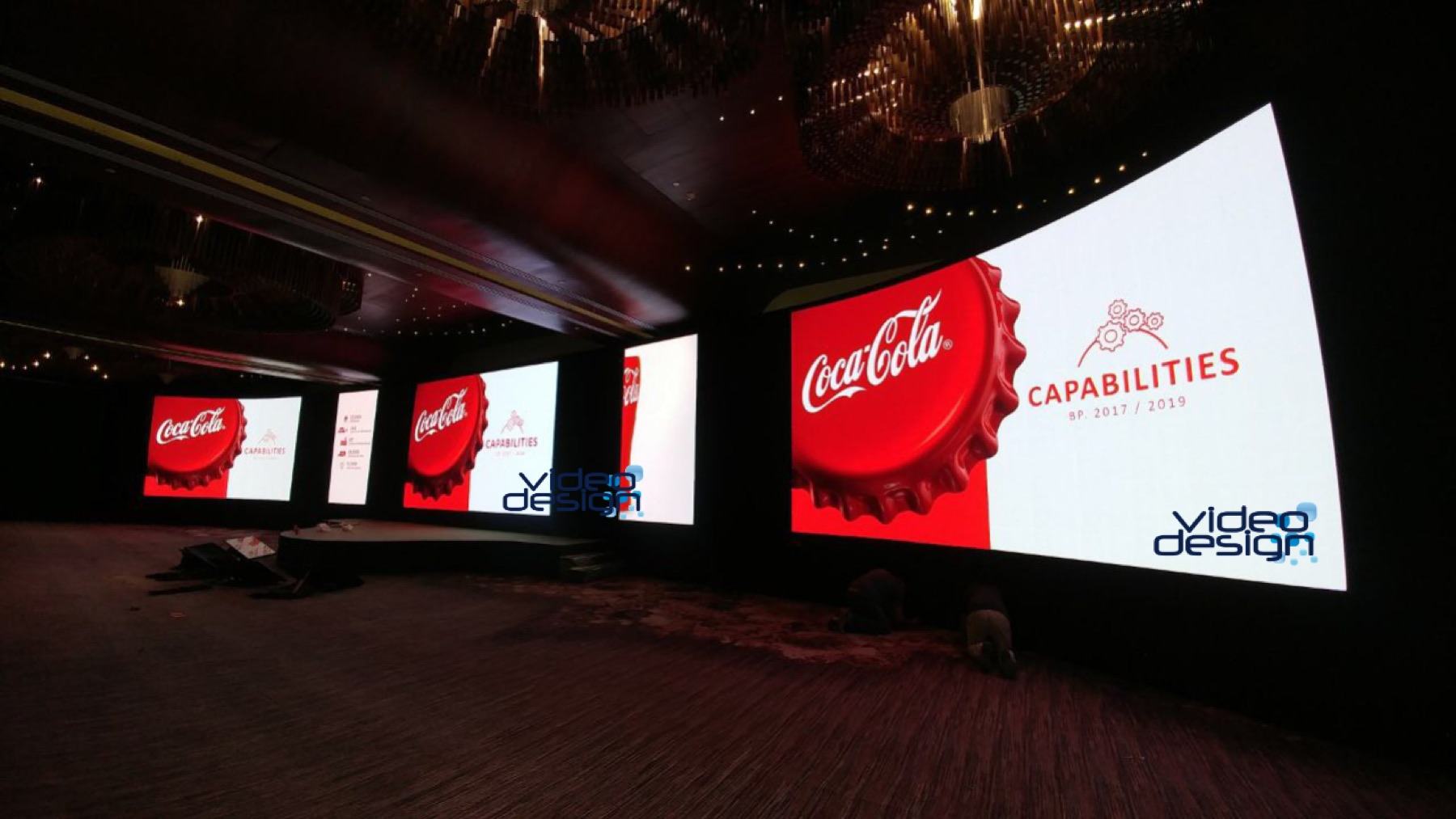 Pantallas LED UHD montadas para una reunión estratégica regional de Coca-Cola