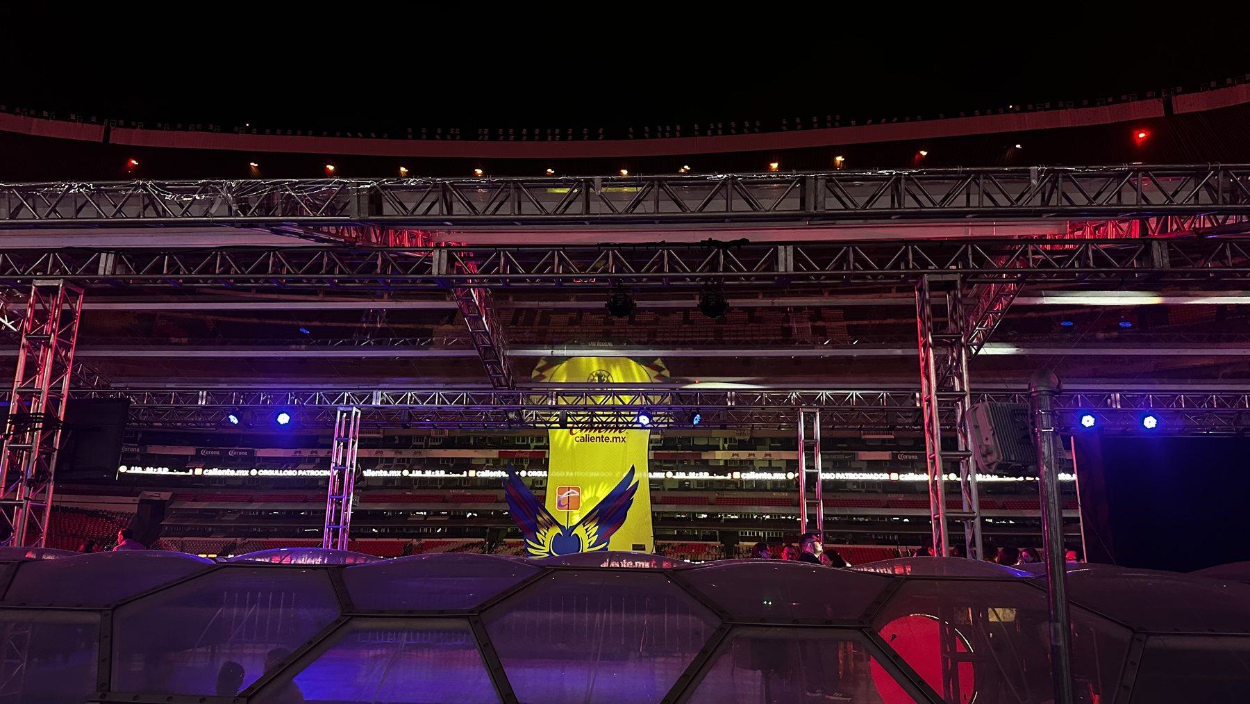Rigging y montaje de estructura para un evento de gran formato en estadio